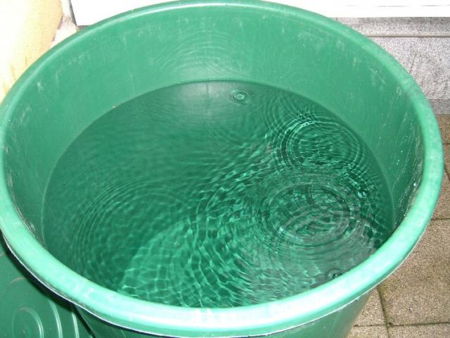 Tonne voll Wasser.. und es regnet